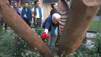 Vỏ bom, xác máy bay Mỹ "nở hoa" trong trưng bày "Chiến tranh và Hòa bình"