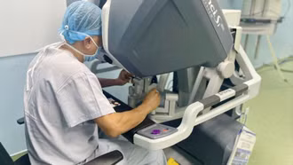 Lần đầu tiên Việt Nam ứng dụng robot điều trị phổi biệt lập hiếm gặp