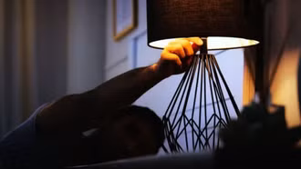 Ánh sáng ban đêm âm thầm tàn phá não bộ, tâm trạng và trao đổi chất