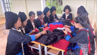 Người Dao khâu ở Điện Biên giữ nghề làm trang phục truyền thống