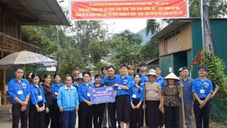 Xã Hạnh Phúc bàn giao công trình “Thắp sáng đường quê”
