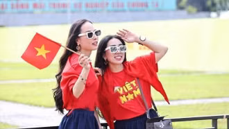 Các bạn trẻ check-in với sắc đỏ rực rỡ của cờ Tổ quốc tại Quảng trường Ba Đình