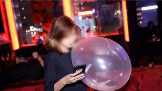 Bóng cười, người khóc