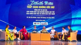 Hơn 1.700 học sinh, sinh viên thụ hưởng Quỹ học bổng Vừ A Dính