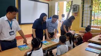 Sớm đưa học sinh vùng lũ trở lại trường học