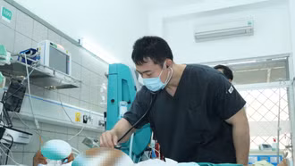 Hiệu trưởng Nguyễn Xuân Khang: Nhận nuôi trẻ em mồ côi ở Làng Nủ là một hành trình lâu dài