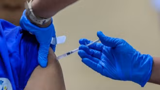 Xuất hiện biến thể XFG của SARS-CoV-2, triệu chứng đau họng "như dao cạo"