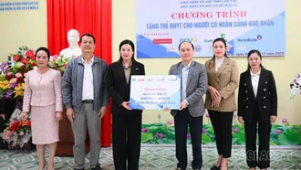 Trao trên 1.400 thẻ BHYT cho người dân có hoàn cảnh khó khăn 