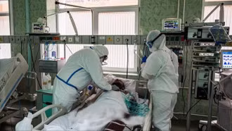 Chuyên gia cảnh báo làn sóng COVID-19 mới tại Nga