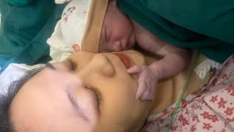 Hiếm gặp bé trai sinh ra trong bọc điều