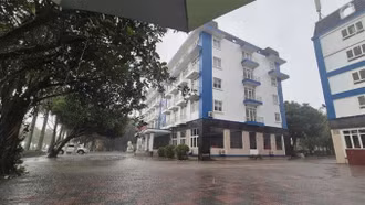 Nhiều khách sạn hoàn tiền và dời ngày cho khách vì bão Wipha