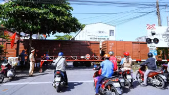 Vượt đèn đỏ qua đường sắt: Hơn 100 lái xe bị phạt nguội trong ngày 16/5