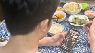 Vừa ăn vừa xem điện thoại: Thói quen "nhìn thì vô hại" nhưng là "thủ phạm" khiến tăng cân, béo phì