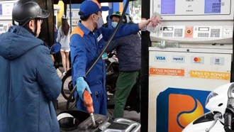 Giá dầu tiếp tục giảm trong khi xăng tăng, RON95-III có giá mới 20.460 đồng