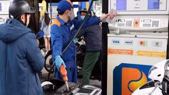 Giá dầu tiếp tục giảm trong khi xăng tăng, RON95-III có giá mới 20.460 đồng