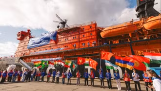 Cờ Tổ quốc tung bay trên hải trình 'Phá băng tri thức' tới Bắc Cực