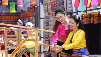 Độc đáo nghệ thuật tạo hoa văn cạp váy của người Mường