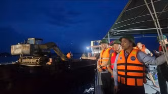 Cứu hộ xuyên đêm, tìm kiếm các nạn nhân vụ đắm tàu du lịch trên Vịnh Hạ Long