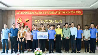 Viện Kiểm sát nhân dân tỉnh Lào Cai trao kinh phí hỗ trợ 15 hộ dân có hoàn cảnh khó khăn tại xã Dương Quỳ