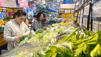 Thị trường hàng hóa ngày mùng 3 Tết: Nguồn cung dồi dào, giá cả ổn định