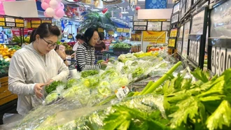 Thị trường hàng hóa ngày mùng 3 Tết: Nguồn cung dồi dào, giá cả ổn định