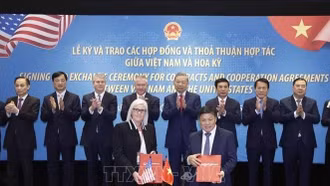 Tổng Bí thư chứng kiến lễ ký và trao các thỏa thuận hợp tác giữa Việt Nam và Hoa Kỳ