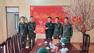 Bộ CHQS tỉnh Lào Cai thăm, tặng quà và chúc Tết lực lượng bảo đảm cầu phao sông Lô