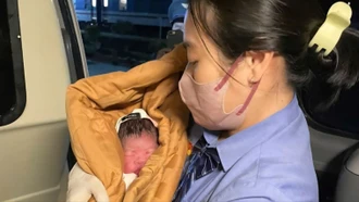 Tiếp viên tàu SE4 hỗ trợ sản phụ sinh con an toàn trên tàu ra Hà Nội