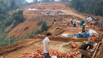 Bát Xát: Người dân đồng thuận di chuyển mộ bàn giao mặt bằng phục vụ dự án đường sắt