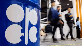 Thị trường dầu mỏ thế giới: OPEC+ nhất trí tăng sản lượng, giá dầu thô lao dốc gần 5%