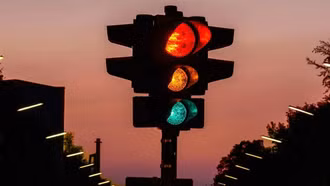 Từ năm 2025, tài xế không được vượt đèn vàng nếu chưa đi qua vạch dừng