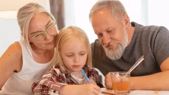 Trông cháu nhỏ giúp giảm nguy cơ sa sút trí tuệ ở người già