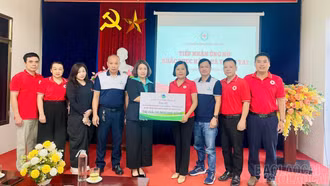 Trao quà hỗ trợ người dân và học sinh phường Nam Cường bị ảnh hưởng bởi hoàn lưu bão số 10