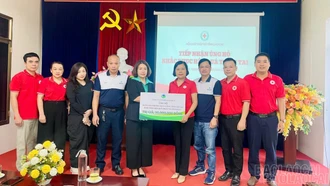 Trao quà hỗ trợ người dân và học sinh phường Nam Cường bị ảnh hưởng bởi hoàn lưu bão số 10