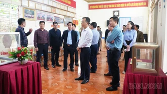 Phó Chủ tịch UBND tỉnh Nguyễn Thành Sinh kiểm tra công tác chuẩn bị bầu cử tại các xã Gia Phú, Khánh Yên, Chiềng Ken và Tằng Loỏng