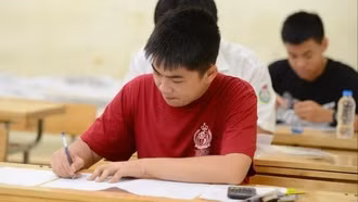 Áp lực lựa chọn môn học lớp 10: Học sinh bối rối, chuyên gia "chỉ lối"