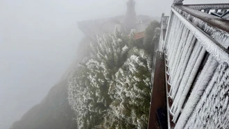 Nhiệt độ xuống - 3 độ C, đỉnh Fansipan xuất hiện băng tuyết