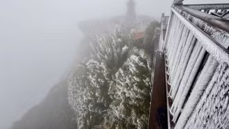 Nhiệt độ xuống - 3 độ C, đỉnh Fansipan xuất hiện băng tuyết