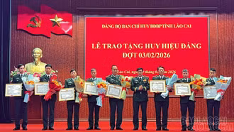 8 đảng viên Bộ đội Biên phòng tỉnh Lào Cai nhận Huy hiệu 30 năm tuổi Đảng