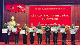 8 đảng viên Bộ đội Biên phòng tỉnh Lào Cai nhận Huy hiệu 30 năm tuổi Đảng