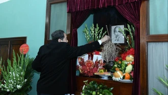 Chủ tịch Quốc hội Trần Thanh Mẫn dâng hương tưởng nhớ Chủ tịch Hồ Chí Minh tại Nhà 67