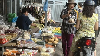 Chợ Tết truyền thống 2026 “xoay mình” thích nghi trước làn sóng mua sắm online