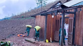 Dông lốc khiến hơn 800 nhà dân bị hư hỏng, tốc mái