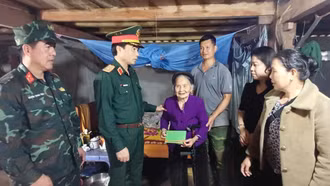 Các lực lượng khẩn trương hỗ trợ người dân khắc phục hậu quả mưa dông, lốc xoáy