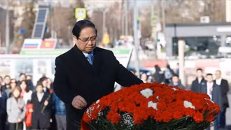 Thủ tướng Phạm Minh Chính đặt hoa tại Tượng đài Chủ tịch Hồ Chí Minh ở Moskva (Nga)