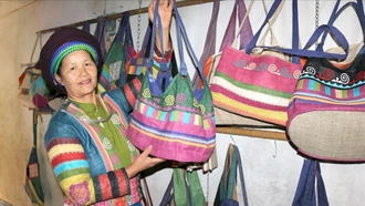 Phụ nữ dân tộc Mông với nghề dệt lanh truyền thống