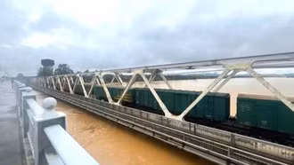 Ngành đường sắt lần thứ 3 điều tàu giữ cầu qua sông Hương