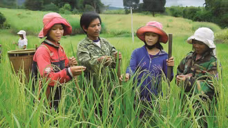 Phía sau những con số giảm nghèo