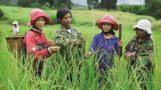 Phía sau những con số giảm nghèo