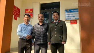 Công an phường Yên Bái hướng dẫn người dân trả lại 1 tỷ đồng chuyển nhầm